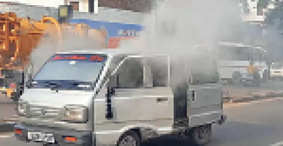 जोधपुर में वैन से धुआं उठता देख रोड पर मचा हड़कंप, चलती वैन में आग, पुलिस ने 2 बच्चों की जान बचाई