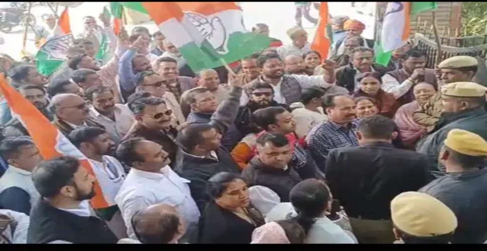 Banswara सांसदों के निलंबन मामले में कांग्रेस ने कलक्ट्रेट गेट पर प्रदर्शन किया