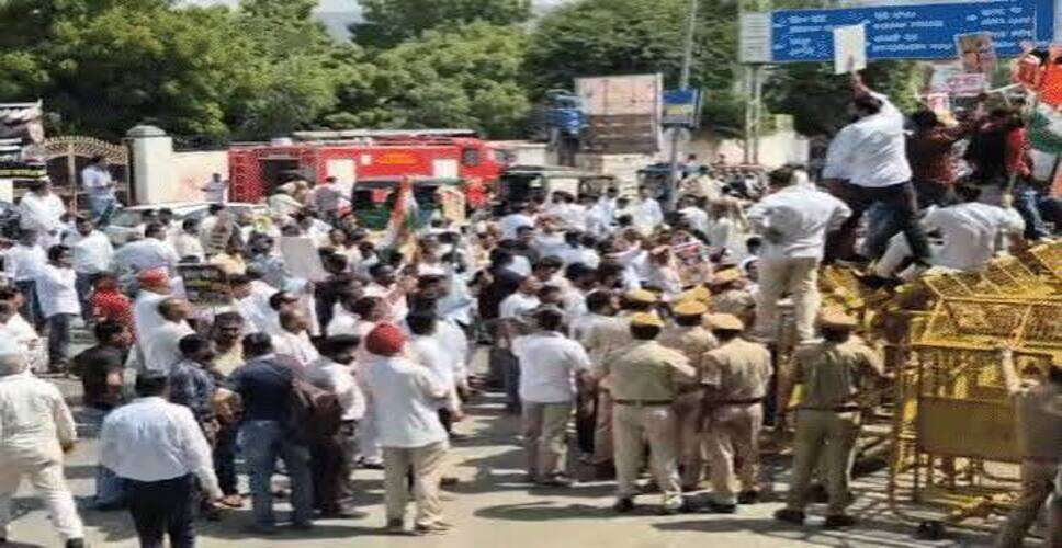 अजमेर में कांग्रेस का हंगामा, बैरिकेड्स पर चढ़े कार्यकर्ता; पुलिस से नोकझोंक, CEC के खिलाफ FIR की मांग