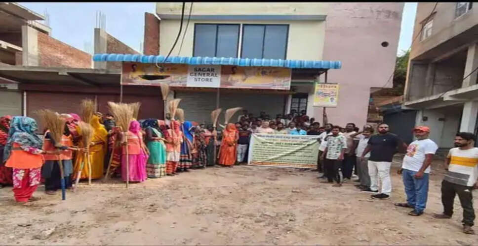 बयाना में सफाई कर्मचारियों की हड़ताल चौथे दिन भी जारी, गांधी चौक पर प्रदर्शन कर पूर्व सांसद को सौंपा ज्ञापन