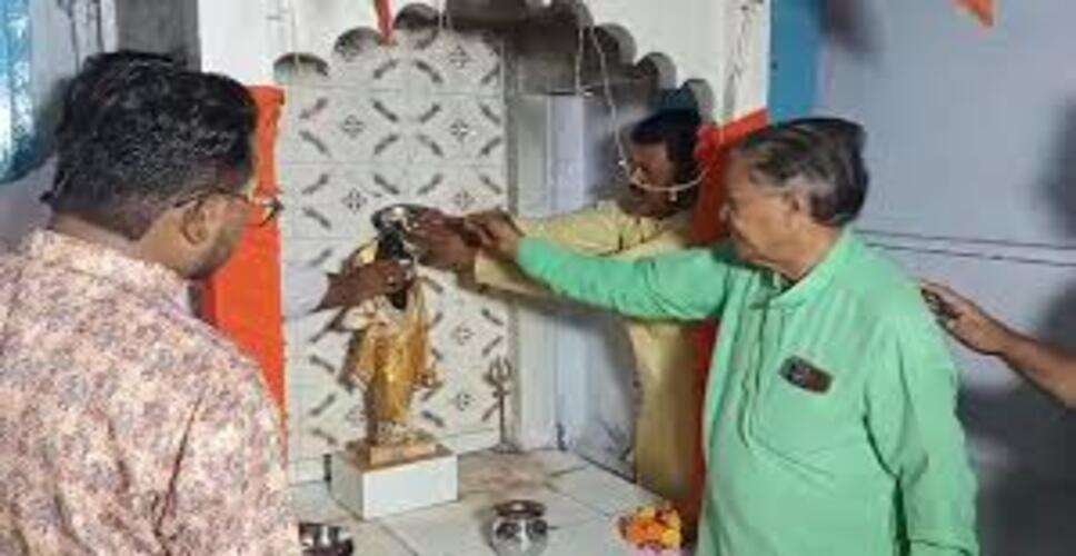 करौली में नगर परिषद की लापरवाही से हादसा टला, क्षतिग्रस्त नाली में फंसी कार