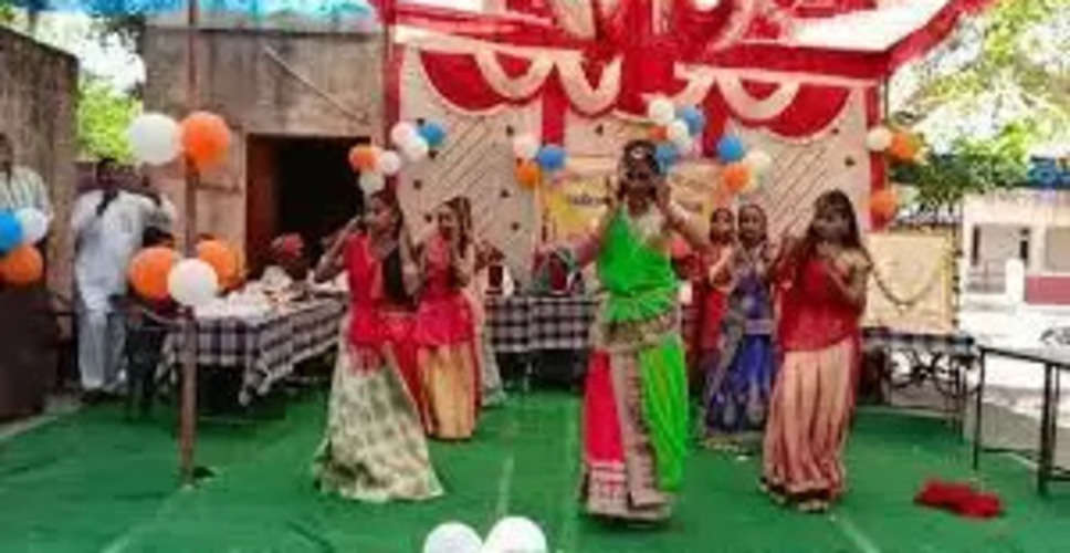 Dholpur के सरकारी स्कूल में वार्षिकोत्सव समारोह का हुआ आयोजन, भामाशाह ने बच्चों को बांटी गर्म जर्सी