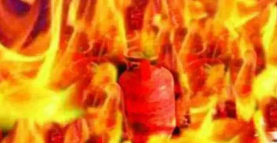 Alwar पटाखों में सिलेंडर फटने से लगी आग, 2 बच्चों समेत 3 घायल