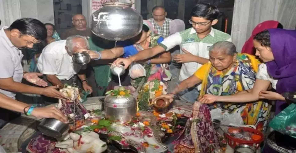 Dausa सावन का 5वां सोमवार पर शिव मंदिरों में उमड़ी भक्तों की भीड़, गूंजा हर हर महादेव