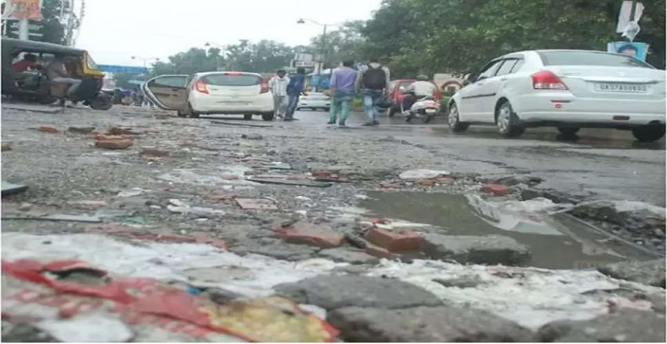 Pratapgarh  में सड़क क्षतिग्रस्त होने से आम लोग परेशान, ग्रामीणों में आक्रोश 