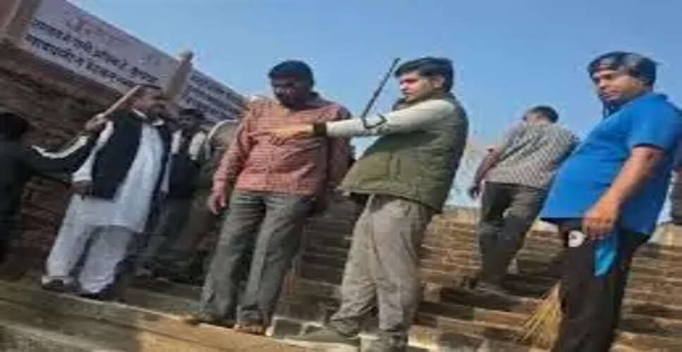 करौली में सरकार के दो साल पूरे होने पर रणगमा तालाब पर स्वच्छता अभियान का शुभारंभ