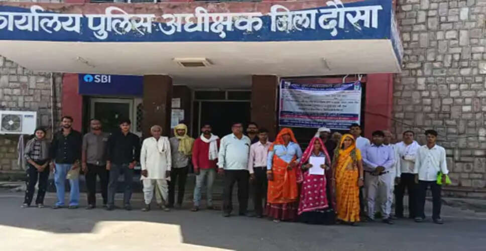 आरोपियों की गिरफ्तारी की मांग को लेकर पुलिस अधीक्षक को सौंपा ज्ञापन