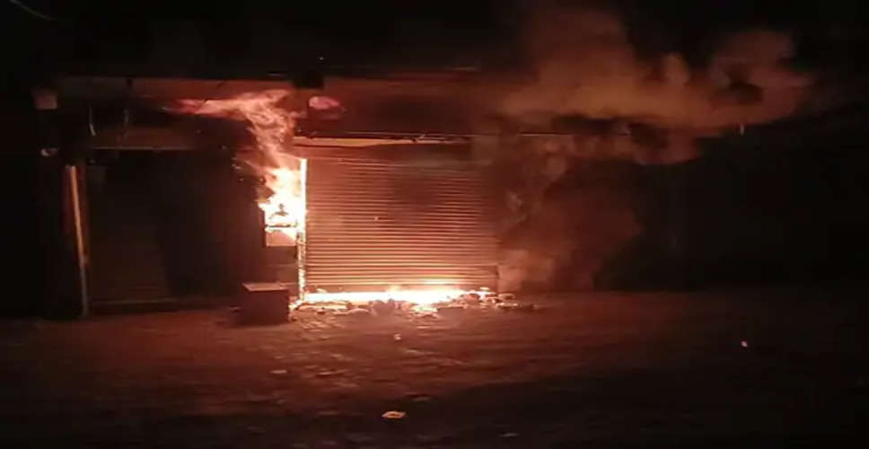 Alwar सौंदर्य प्रसाधन की दुकान में लगी आग, पड़ोस की रेडिमेड दुकान में भी अफरातफरी मच गई