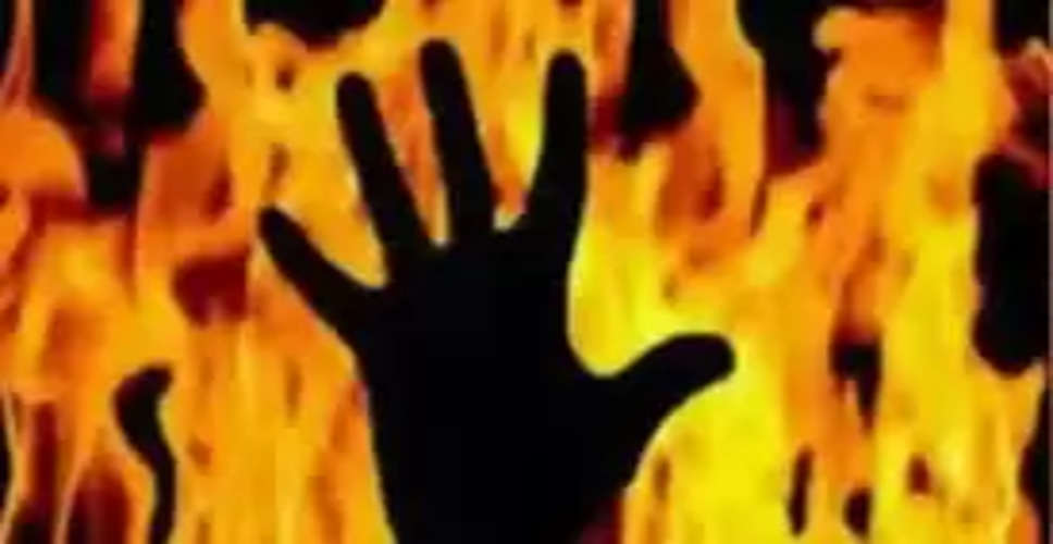 Alwar में युवक ने महिला पर दिनदहाड़े पेट्रोल डाल लगाई आग, आरोपी गिरफ्तार 