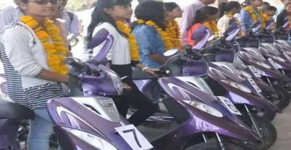 Churu के राजकीय लोहिया कॉलेज में हुआ स्कूटी वितरण समारोह,106 होनहार बेटियों को स्कूटी वितरित की