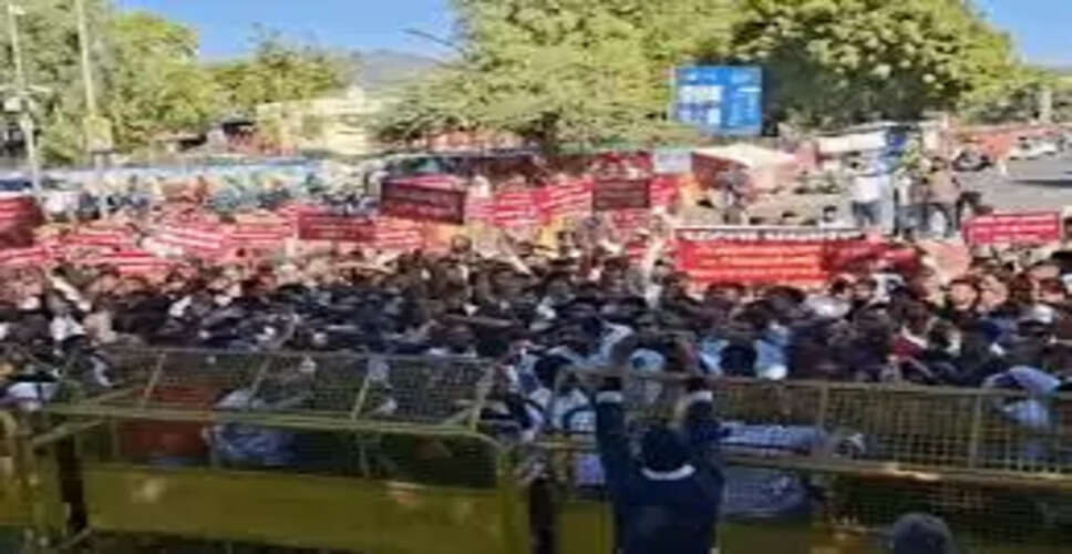 चौरसियावास गांव के ग्रामीणों का कलेक्ट्रेट पर प्रदर्शन, अजमेर विकास प्राधिकरण के खिलाफ जमकर नारेबाजी