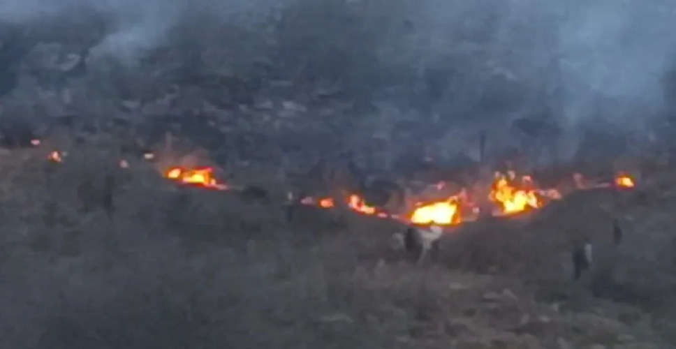 Alwar नंदनहेड़ी पहाड़ में लगी आग, बुझाने में जुटे लोग