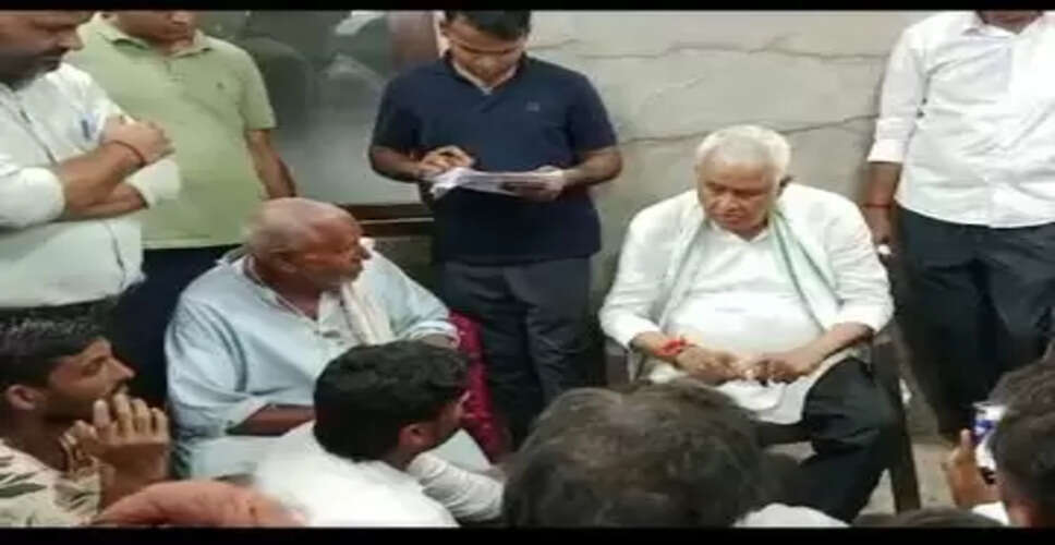 Karoli&nbsp;कटरा बाजार-कम्बलवाल गली में जलभराव से व्यापारी परेशान, नहीं खोली&nbsp;दुकानें