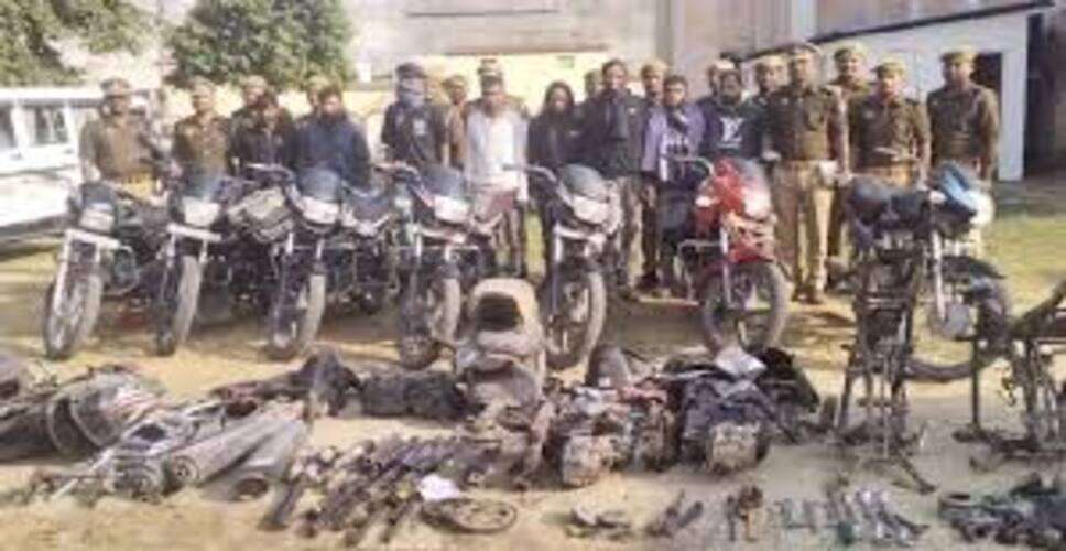 रामगढ़ पुलिस की बड़ी कार्रवाई, दो वाहन चोर गिरफ्तार; चोरी की बाइक के साथ अवैध हथियार और शराब बरामद