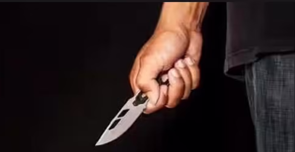 दो दोस्तों के बीच कहासुनी ने लिया खून-खराबे का रूप!&nbsp;एक ने घर में घुसकर किया चाकू से हमला, गंभीर हालत में अस्पताल में भर्ती