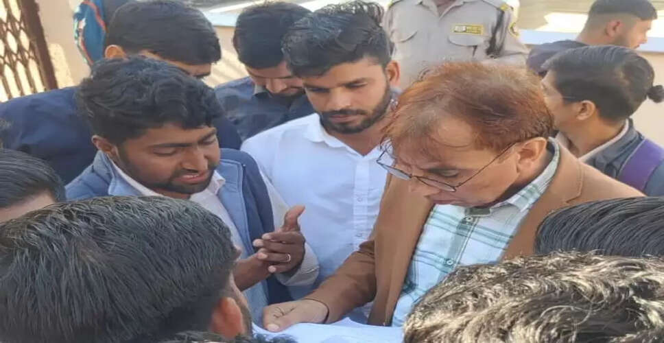 सीकर में विश्वविद्यालय में परीक्षा परिणामों को लेकर छात्र संगठनों का प्रदर्शन