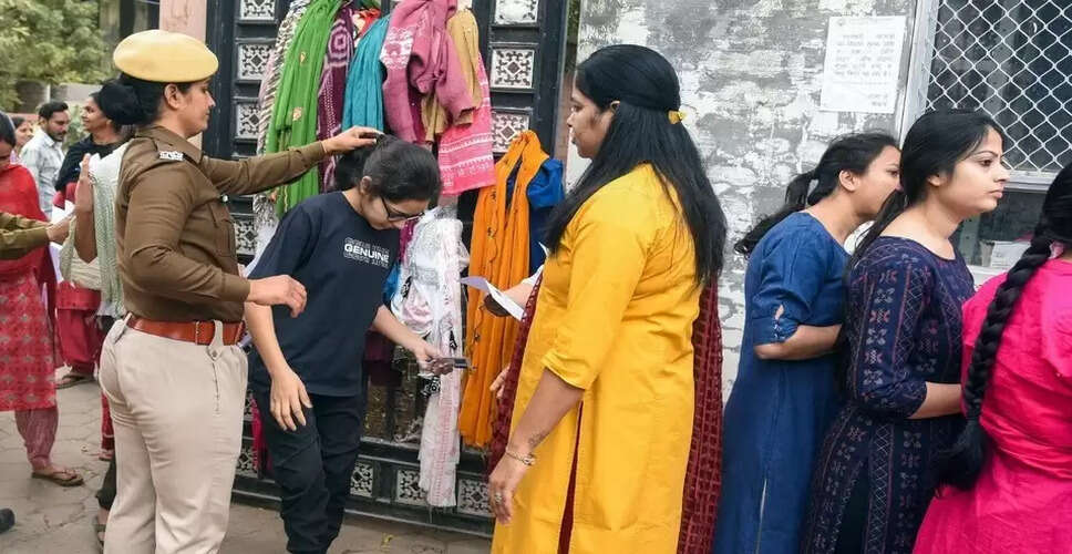 थर्ड ग्रेड टीचर भर्ती एग्जाम; बाड़मेर में 12 सेंटर बनाए:बस स्टैंड में लगी कतारें, 4 दिन में 7 पारियों में 13831 परीक्षार्थी होंगे शामिल