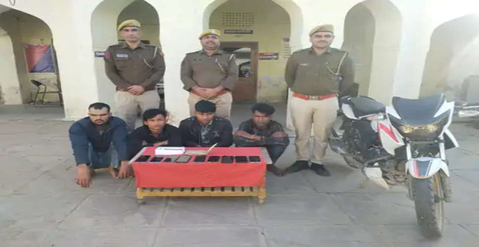 Sawai madhopur पुलिस ने लूट के आरोपियों लिया हिरासत मे, नकदी मोबाइल और बाइक बरामद 