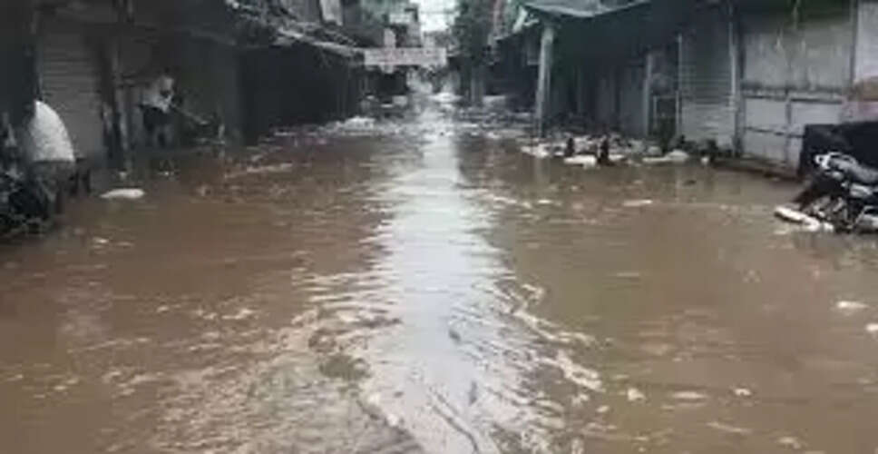 Karoli&nbsp;कई बस्तियों व बाजारों में अभी जलभराव, निकासी के प्रयास जारी&nbsp;
