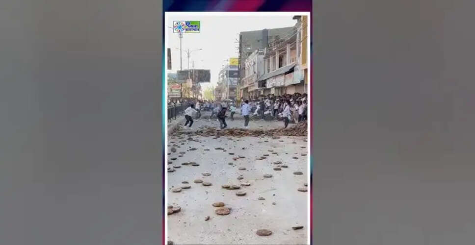 राजस्थान के इस जिले में अनोखी होली परंपरा! घंटों तक लोगों ने एक-दूसरे पर बरसाए गोबर के उपले, जानिए क्या है वजह ?&nbsp;