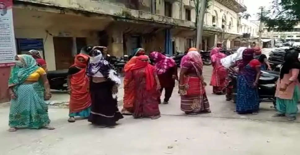 Alwar पानी की कमी से परेशान महिलाएं बाल्टियां लेकर जलदाय कार्यालय पहुंचीं
