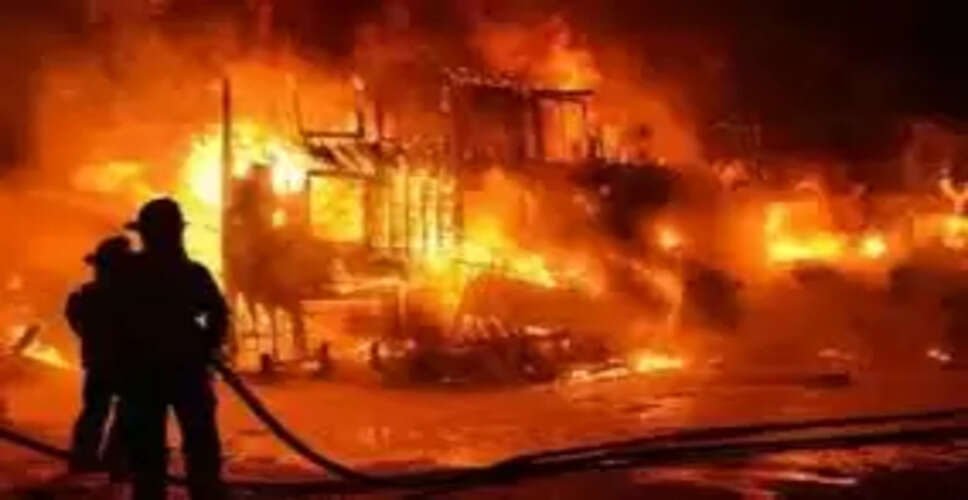 Karoli&nbsp;इलेक्ट्रॉनिक दुकान में भीषण आग, दमकल की टीम ने पाया काबू