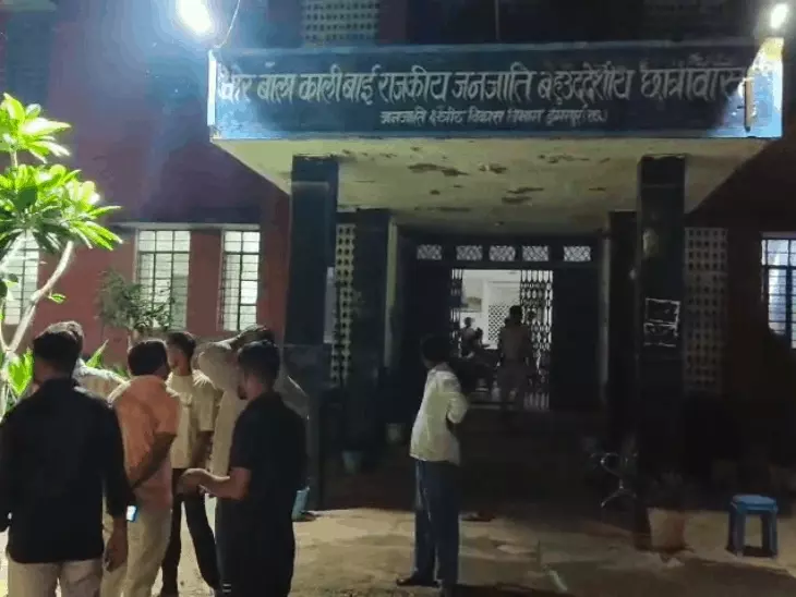 गर्ल्स हॉस्टल में युवक ठहरा, फोटो सामने आने पर मचा हंगामा; ABVP छात्र और पुलिस पहुंची, वार्डन ने बताया पति
