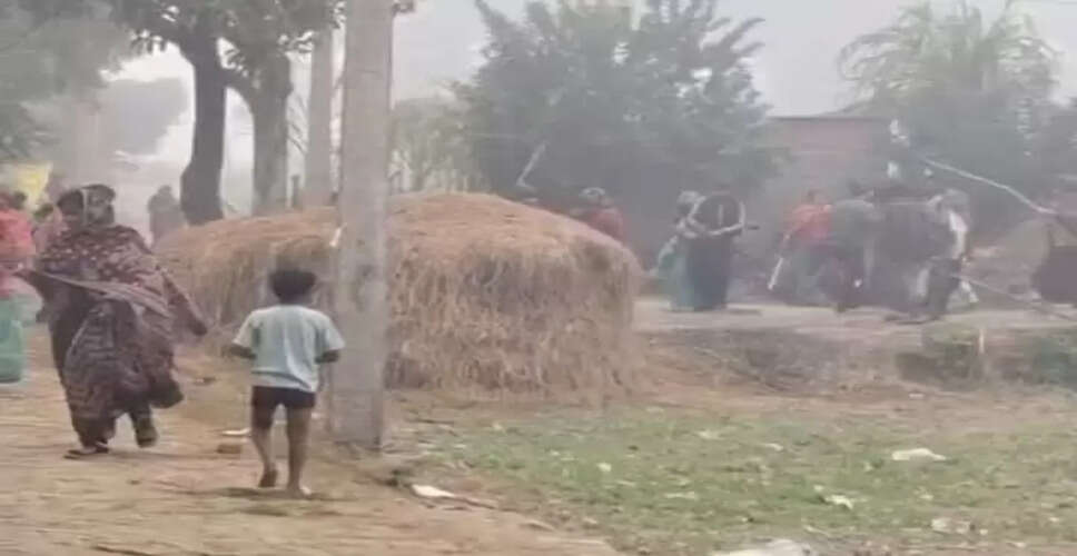 निर्माणाधीन पेट्रोल पंप की जमीन को लेकर भिड़े दो पक्ष, जमकर हुई लाठी-भाटा जंग