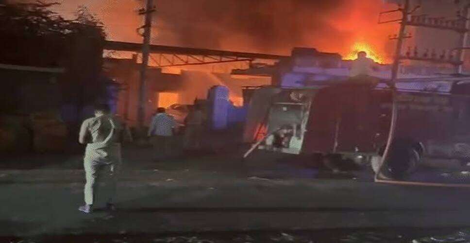 जयपुर के सीतापुरा में मर्सिडीज वर्कशॉप में भीषण आग, 50 से ज्यादा कारें चपेट में; 8 वाहन जलकर खाक