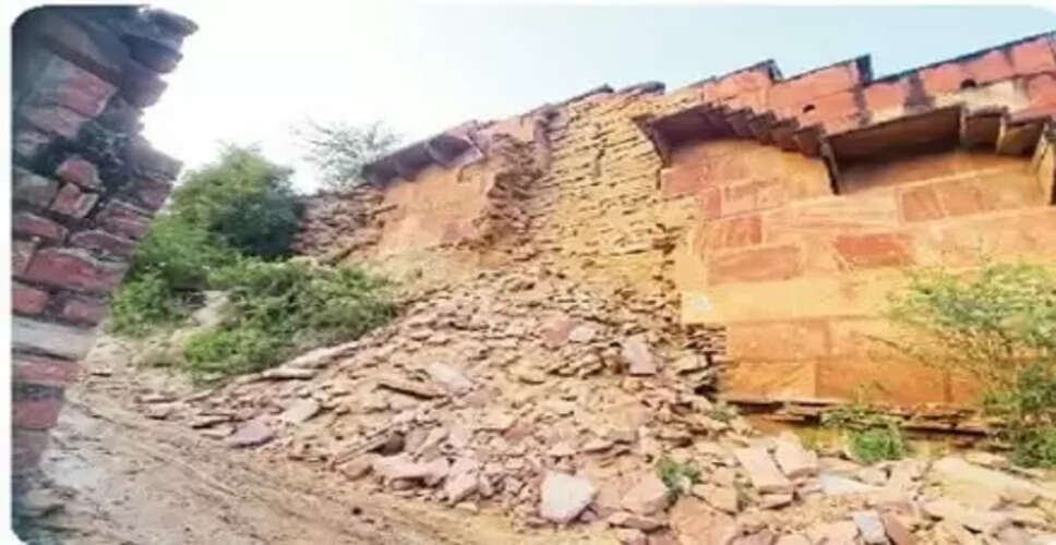 Karoli&nbsp;अनदेखी के दंश से दर्दभरी हो रही परकोटे की दास्तां