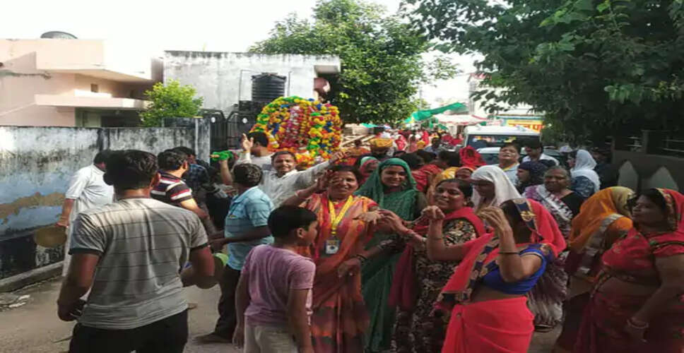 Karauli विभिन्न मंदिरों के ठाकुरजी महाराज डोला में निकले