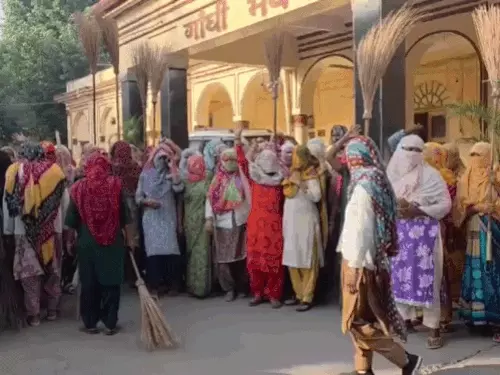 अलवर में सफाईकर्मी हड़ताल पर, अनुभव प्रमाण-पत्र नहीं मिलने तक काम छोड़ने की चेतावनी
