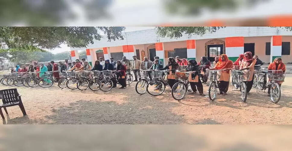 Tonk में थांवला व बीजवाड़ की 101 बालिकाओं को बांटी साइकिलें