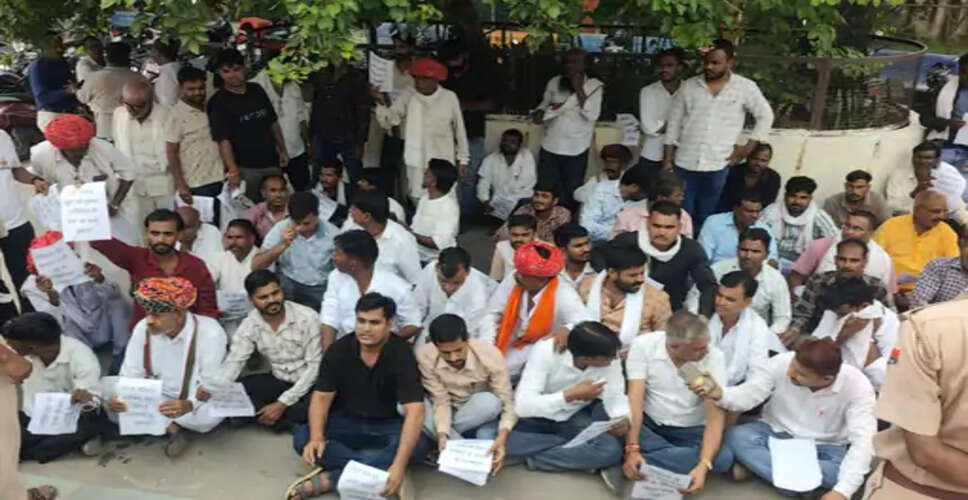 नशे के कारोबार पर रोक लगाने की मांग, टोंक कलेक्ट्रेट पहुंचे ग्रामीण