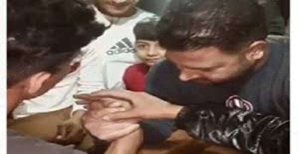 कभी-कभी खाने का स्वाद सिर्फ पेट नहीं भरता, बल्कि दिल के किसी भूले हुए कोने को भी छू जाता है। एक ऐसी ही भावुक घटना इन दिनों लोगों का दिल जीत रही है, जहां एक गेस्ट ने बाजरे की खिचड़ी खाते ही रोना शुरू कर दिया। पहले खाना बनाने वाली महिला को लगा कि शायद उनसे कोई गलती हो गई है या खाना पसंद नहीं आया। लेकिन कुछ देर बाद जो सच सामने आया, उसने माहौल को पूरी तरह भावुक बना दिया।  महिला ने बताया कि उन्होंने बेहद साधारण तरीके से बाजरे की खिचड़ी बनाई थी। देसी घी की खुशबू और घर के पारंपरिक स्वाद के साथ तैयार यह खाना मेहमानों को परोसा गया। सभी लोग सामान्य तरीके से खाना खा रहे थे, लेकिन तभी एक गेस्ट अचानक चुप हो गए और उनकी आंखों से आंसू निकलने लगे।  यह देखकर महिला घबरा गईं। उन्हें लगा कि शायद खाने में कुछ खराबी रह गई है। उन्होंने तुरंत गेस्ट से पूछा कि क्या खाना ठीक नहीं बना? लेकिन गेस्ट का जवाब सुनकर वहां मौजूद हर शख्स भावुक हो गया।  गेस्ट ने नम आंखों से कहा, &ldquo;मेरी मां बिल्कुल ऐसी ही बाजरे की खिचड़ी बनाती थीं। मां अब इस दुनिया में नहीं हैं&hellip; लेकिन आज यह स्वाद मुझे सीधे मेरे बचपन में ले गया।&rdquo;  इतना कहते ही माहौल पूरी तरह भावुक हो गया। एक साधारण सी खिचड़ी ने किसी को उसकी मां की याद दिला दी, बचपन के दिन याद दिला दिए और वो अपनापन महसूस करा दिया जो शायद सालों से कहीं खो गया था।  महिला ने बताया कि उनके लिए यह किसी बड़े अवॉर्ड से कम नहीं था। उन्होंने कहा कि जिंदगी में कई बार लोगों ने खाने की तारीफ की, लेकिन किसी के आंसू और मां की याद से जुड़ा यह एहसास उनके लिए सबसे बड़ा कॉम्प्लिमेंट बन गया।  दरअसल, भारतीय घरों में खाना सिर्फ स्वाद नहीं होता, वह भावनाओं, रिश्तों और यादों से जुड़ा होता है। खासकर गांव और पारंपरिक परिवारों में बनने वाले व्यंजन अक्सर लोगों को उनके बचपन और परिवार की याद दिला देते हैं। बाजरे की खिचड़ी भी ऐसा ही एक देसी भोजन है, जिसमें मिट्टी की खुशबू और घर का प्यार छिपा होता है।  सोशल मीडिया पर भी यह कहानी लोगों को बेहद भावुक कर रही है। कई यूजर्स ने लिखा कि &ldquo;मां के हाथ के खाने का स्वाद कभी भुलाया नहीं जा सकता।&rdquo; वहीं कुछ लोगों ने अपने बचपन और परिवार से जुड़ी यादें भी साझा कीं।  यह घटना एक बार फिर साबित करती है कि खाने में सिर्फ मसाले नहीं, भावनाएं भी होती हैं। कभी-कभी एक साधारण सा स्वाद इंसान को उन लोगों के बेहद करीब ले आता है, जिन्हें वह जिंदगी में सबसे ज्यादा प्यार करता था।