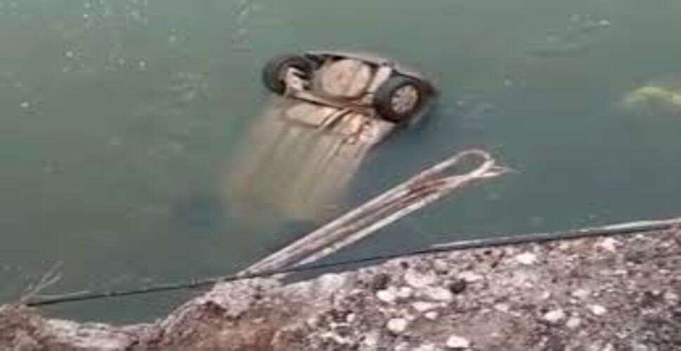 बांसवाड़ा में खौफनाक हादसा, रेलिंग पर चढ़ी कार हवा में लटकी, ड्राइवर बाल-बाल बचा