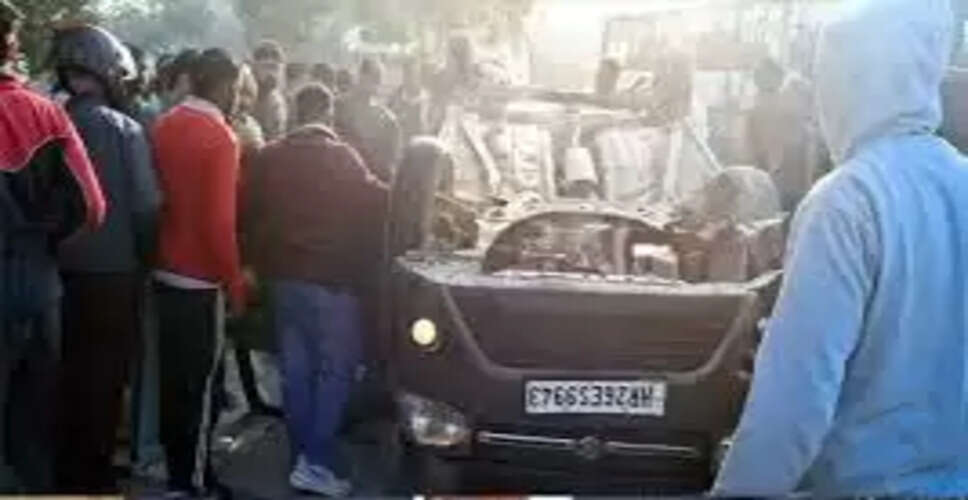 Karoli&nbsp;ऊंटगाड़ी से टकराकर ट्रेलर पलटा, कार सवार बाल-बाल बचे