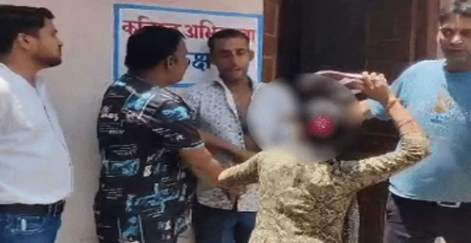 भरतपुर में रोजगार सहायक का शर्मनाक कृत्य! युवती को भेजे&nbsp;अश्लील वीडियो-मैसेज, चप्पलों से पीटते हुए वीडियो वायरल&nbsp;