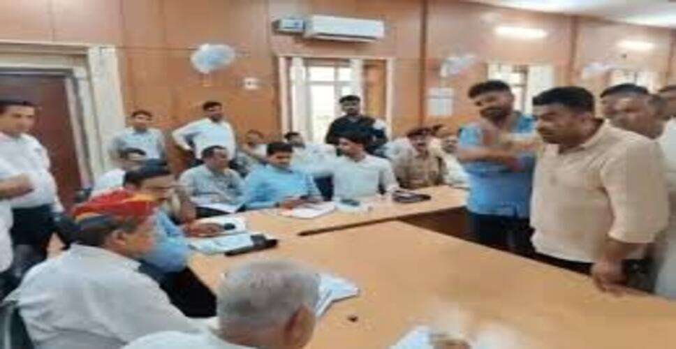 बीकानेर में जनसुनवाई के दौरान हंगामा: भाजपा विधायक ताराचंद सारस्वत और RLP नेता विवेक माचरा के बीच बहस