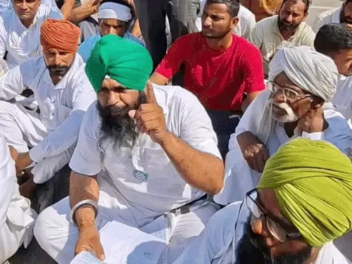 &lsquo;किसानों के रुपए लेकर विदेश भाग रहे व्यापारी&rsquo;: भुगतान नहीं मिलने से आक्रोश, चेक हो रहे बाउंस