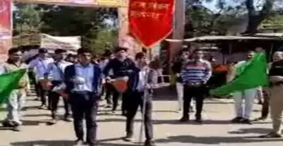 Pratapgarh&nbsp;सड़क सुरक्षा माह पर बच्चों ने निकाली जागरूकता रैली और दी यातायात नियमों की जानकारी