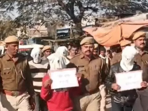 बांसवाड़ा: गैंगरेप के आरोपियों की भरे बाजार में शर्मनाक परेड, हाथों में तख्ती लेकर घूमे