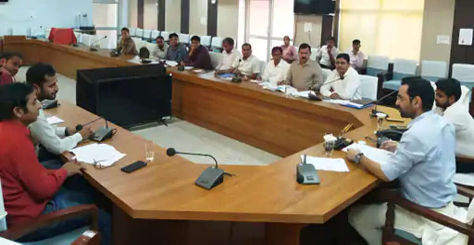 जिले में विकास योजनाओं की रफ्तार बढ़ाने को लेकर प्रशासन ने सख्त रुख अपनाया है। बुधवार को कलेक्ट्रेट सभागार में आयोजित समीक्षा बैठक में जिला कलेक्टर कमर चौधरी ने पंच गौरव कार्यक्रम और गुरु गोलवलकर आकांक्षी ब्लॉक विकास योजना की प्रगति का विस्तृत आकलन किया।  बैठक के दौरान कलेक्टर ने अधिकारियों को स्पष्ट संकेत दिए कि अब विकास कार्यों में किसी भी प्रकार की देरी बर्दाश्त नहीं की जाएगी। उन्होंने कहा कि सभी विभाग तय समय सीमा के भीतर अपने कार्यों को पूरा करें और योजनाओं के क्रियान्वयन में तेजी लाएं।  कलेक्टर चौधरी ने बैठक में विभिन्न विभागों द्वारा किए जा रहे कार्यों की समीक्षा करते हुए प्रगति रिपोर्ट मांगी। उन्होंने उन परियोजनाओं पर विशेष ध्यान देने के निर्देश दिए, जो लंबे समय से लंबित हैं। उन्होंने अधिकारियों को चेतावनी दी कि यदि कार्यों में लापरवाही या अनावश्यक देरी पाई गई, तो संबंधित अधिकारियों के खिलाफ कार्रवाई की जाएगी।  बैठक में पंच गौरव कार्यक्रम के तहत चल रहे विकास कार्यों की स्थिति पर चर्चा की गई। इसके साथ ही गुरु गोलवलकर आकांक्षी ब्लॉक विकास योजना के अंतर्गत शिक्षा, स्वास्थ्य, पेयजल और आधारभूत सुविधाओं से जुड़े प्रोजेक्ट्स की प्रगति का भी मूल्यांकन किया गया।  कलेक्टर ने कहा कि इन योजनाओं का उद्देश्य जिले के पिछड़े और विकासशील क्षेत्रों में तेजी से बुनियादी सुविधाएं उपलब्ध कराना है। इसलिए यह जरूरी है कि सभी विभाग आपसी समन्वय के साथ काम करें और निर्धारित लक्ष्यों को समय पर पूरा करें।  उन्होंने अधिकारियों को निर्देश दिए कि वे नियमित रूप से मैदानी स्तर पर निरीक्षण करें और कार्यों की गुणवत्ता सुनिश्चित करें। साथ ही, आम जनता से फीडबैक लेकर योजनाओं के क्रियान्वयन में सुधार लाने के लिए भी कहा गया।  बैठक में मौजूद अधिकारियों ने अपने-अपने विभागों की प्रगति रिपोर्ट प्रस्तुत की और भविष्य की कार्ययोजना साझा की। कलेक्टर ने कहा कि आने वाले समय में ऐसी समीक्षा बैठकें नियमित रूप से आयोजित की जाएंगी, ताकि योजनाओं की प्रगति पर लगातार नजर रखी जा सके।  विशेषज्ञों का मानना है कि इस तरह की सख्त निगरानी और समय-सीमा तय करने से विकास कार्यों में तेजी आएगी और जनता को योजनाओं का लाभ समय पर मिल सकेगा।  इस तरह, जिला प्रशासन ने विकास योजनाओं को लेकर स्पष्ट संदेश दिया है कि अब समयबद्धता और जवाबदेही को प्राथमिकता दी जाएगी, और किसी भी स्तर पर लापरवाही को बर्दाश्त नहीं किया जाएगा।