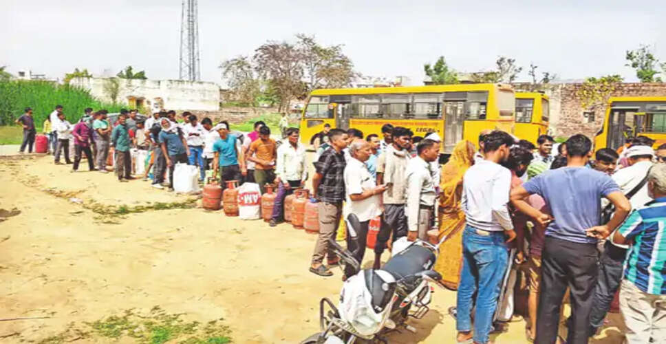 गैस की किल्लत से शहर के छोटे कारोबारियों पर संकट, चाय-नाश्ते के ठेले और होटल प्रभावित