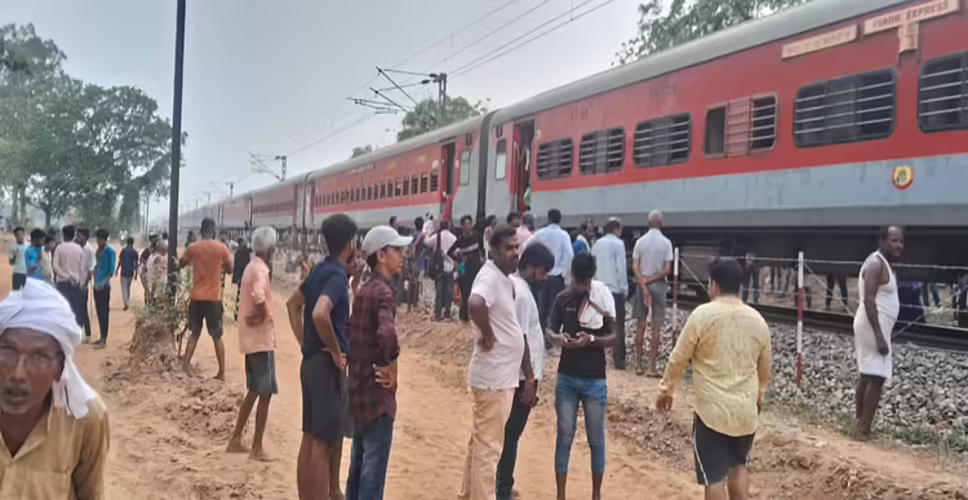 अवध एक्सप्रेस में मची अफरा-तफरी! एसी कोच के पहिए से निकला धुआं, घबराकर ट्रेन से उतरे यात्री