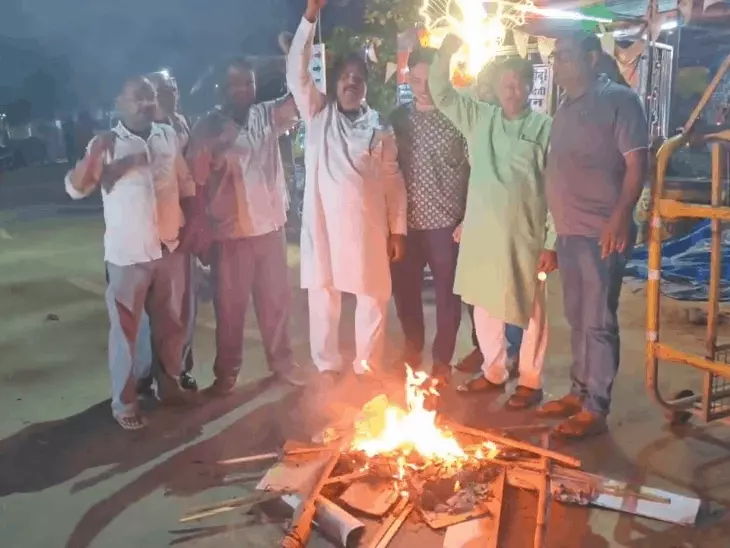 करौली में &lsquo;वंदे मातरम्&rsquo; के कथित अपमान के विरोध में भाजपा का मशाल जुलूस, कांग्रेस से माफी की मांग