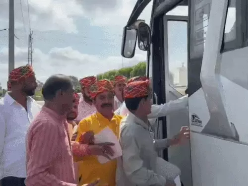 कोटा मेयर चुनाव: भाजपा पार्षद बस से मतदान के लिए रवाना, लोकतांत्रिक प्रक्रिया में जिम्मेदारी निभाने की कही बात