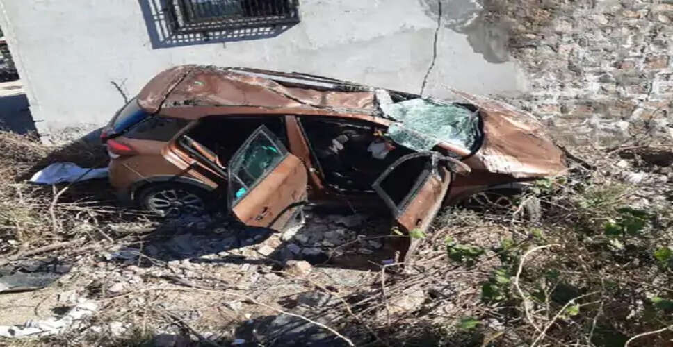 Pali में कार असंतुलित होकर डिवाइडर क्रॉस कर दूसरी तरफ मकान से टकराई, युवक की मौत