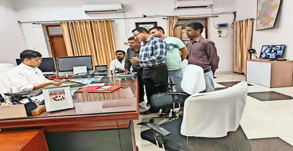 Banswara ससपेंड एएनएम ने कलेक्टर से बहाली और वेतन की मांग की 