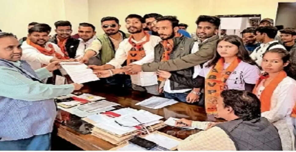 Udaipur&nbsp;फीस वृद्धि व प्रशासनिक अनियमितताओं से एबीवीपी नाराज, &nbsp;सौंपा ज्ञापन